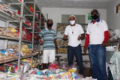 Gesto solidário: famílias recebem cestas básicas da campanha